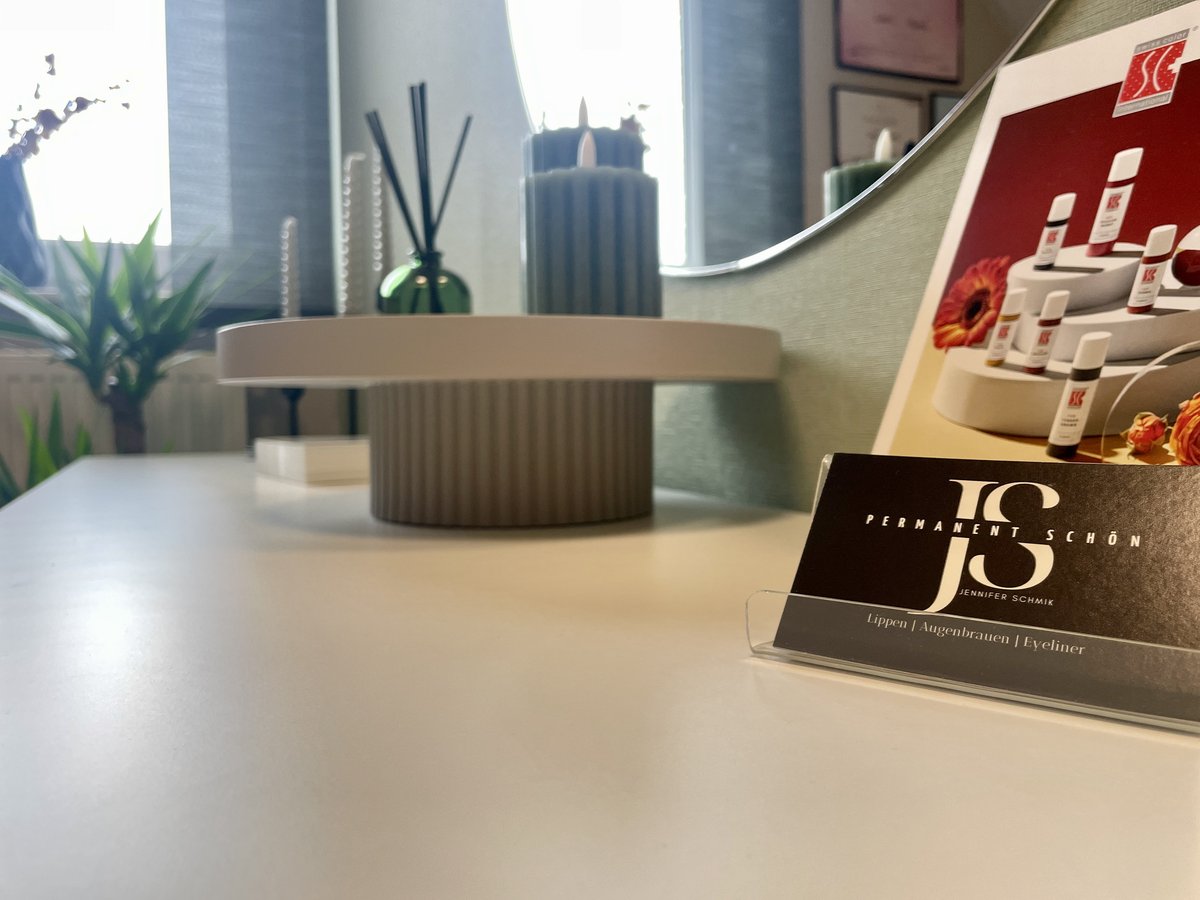 Detail im Studio Permanent Schön in Dörpen – Empfangsbereich mit Duftkerze